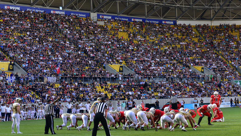 American Football im gut besetzten Rudolf-Harbig-Stadion: Dresden und Braunschweig bieten den 7.970 Zuschauern ein spannendes Spitzenspiel.