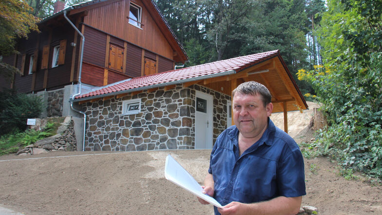 Frank Simler, Chef der Naturfreunde Wilthen, freut sich über den neuen Anbau mit WCs und Duschen am Naturfreundehaus an der Weifaer Straße.