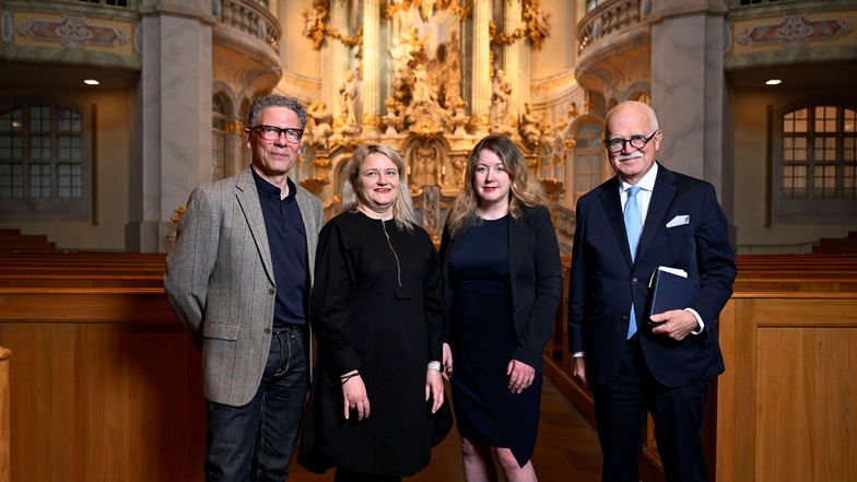 Oliver Reinhard (l.) diskutierte in der Frauenkirche mit Natalija Bock (2.v.l.), Liane Bednarz und Peter Gauweiler.