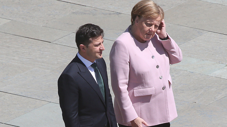 Stark zitternd  verfolgte Bundeskanzlerin Angela Merkel (CDU) zusammen mit Wolodymyr Selensky, Präsident der Ukraine, bei seinem Antrittsbesuch in Deutschland vor dem Bundeskanzleramt das Abspielen der Nationalhymnen.