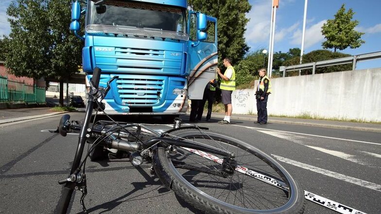 Nach Angaben der Polizei befuhr der Mann mit seinem Rad die Fabrikstraße aus Richtung Rosa-Luxemburg-Straße in Richtung Zaschendorfer Straße.