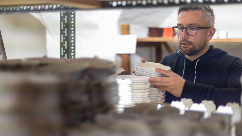 Wirtschafts- und Arbeitsminister Martin Dulig (SPD) während seiner Arbeit in der Logistikzentrale der Porzellanmanufaktur Meissen.