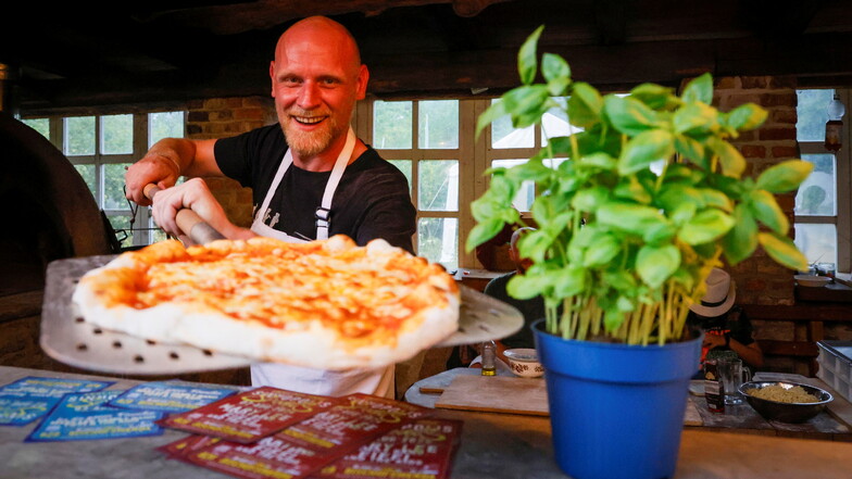 Pizzamann Thomas Ruppert buk gemeinsam mit den Gästen.