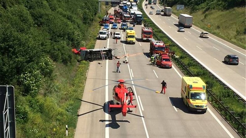 Die beiden Feuerwehrmänner, die mit dem Opel unterwegs waren, erlitten schwere Verletzungen.