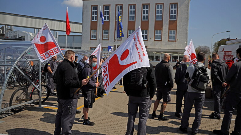 650 Mitarbeiter beschäftigt Goodyear in Riesa, sie kommen aus der ganzen Region bis Dresden und Leipzig. Am Mittwoch gab es dort eine Mahnwache der Gewerkschaft.