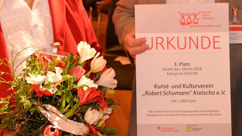 Blumen und Urkunde für einen dritten Platz bei einem früheren Jahrgang von "Verein des Jahres". Die nächsten Preisträger werden Ende April prämiert.