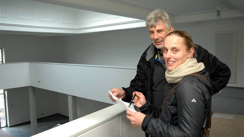 Andrea Heinke und Peter Hesse stehen auf der Galerie der neuen Stadtbibliothek im Löbauer Stadthaus. In zwei Monaten sollen dort Bücher und Computer stehen.