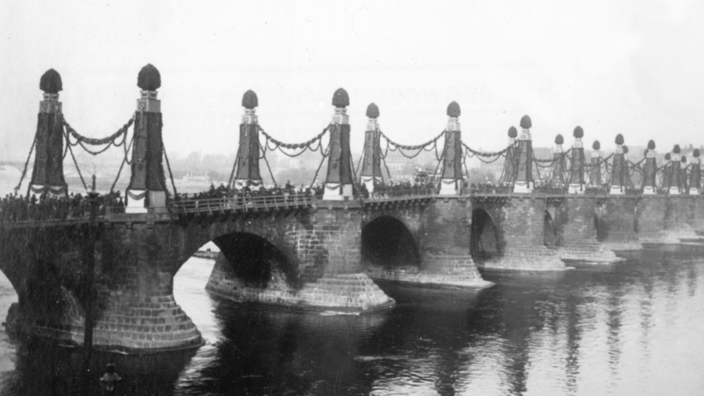 So sah die alte Pöppelmannbrücke kurz vor ihrem Abriss Anfang des 20. Jahrhunderts aus.