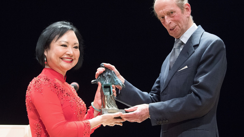 Kim Phuc Phan Thi erhält am 11. Februar 2019 in der Semperoper in Dresden von Prinz Edward, Herzog von Kent, den 10. Internationalen Friedenspreis.