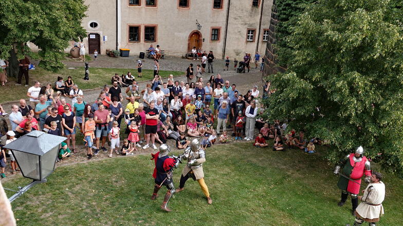 Auf dem Schloss Hermsdorf werden tapfere Ritter sich am Wochenende prügeln und mutige Gäste zur Wasserguillotine geladen.