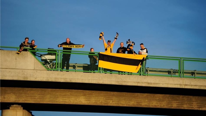 In Grimma grüßen Dynamo-Fans ihre Mannschaft von einer Autobahnbrücke.
