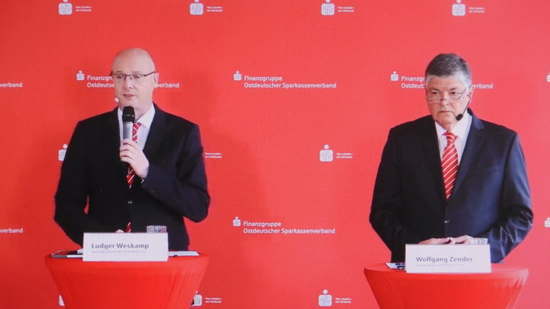 Präsident Ludger Weskamp (links) und Verbandsgeschäftsführer Wolfgang Zender vom Ostdeutschen Sparkassenverband finden die Stimmung schlechter als die Lage.