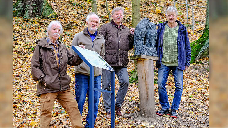 An der offiziellen Einweihung der Informationstafeln am Käuzchenweg nahmen Bildhauer Ulrich Eißner, OB Bert Wendsche, Wanderwegewart Tassilo Schmalfeld und CDU-Stadtrat Wolfgang Jacobi teil.