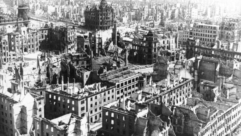 Das Zentrum Dresdens wurde weitgehend zerstört. Bis zu 25.000 Menschen kamen ums Leben.