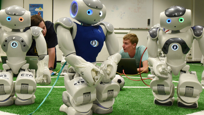 Leipziger Studenten vom Nao-Team testen die Software ihrer Fußball-Roboter.