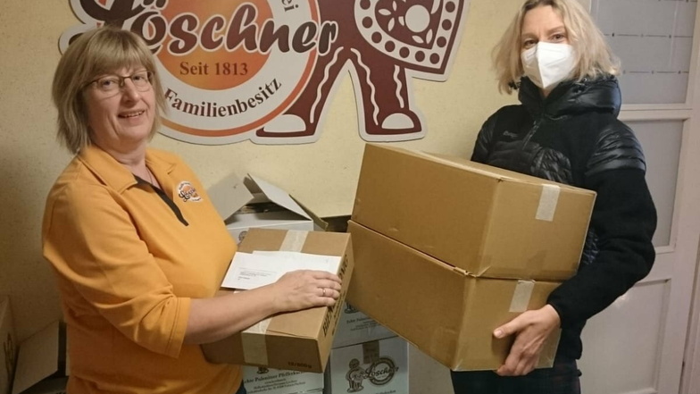 Die Pfefferküchlerei Löschner aus Pulsnitz übergab jetzt etwa 80 Pfefferkuchen-Rohlinge an Franziska Krah (r.) von der Mitarbeitervertretung des Kamenzer Malteser Krankenhauses.