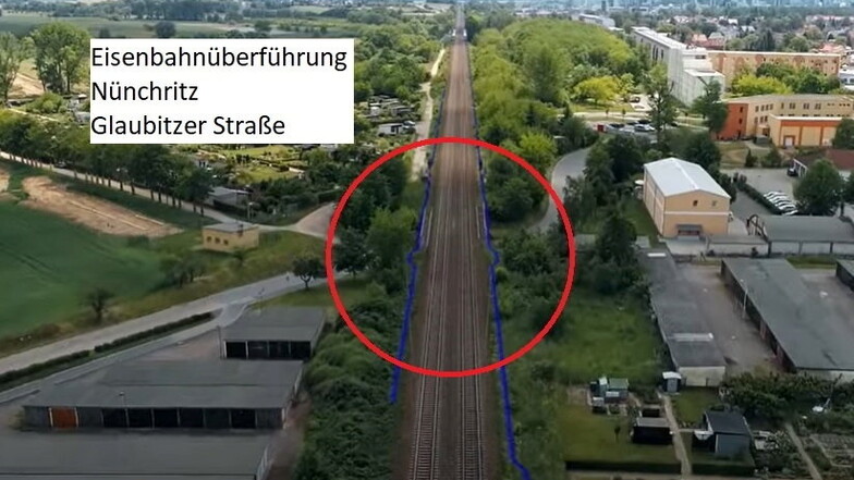 An der Eisenbahnüberführung zwischen Nünchritz und Glaubitz wird am Sonnabend gebaut.