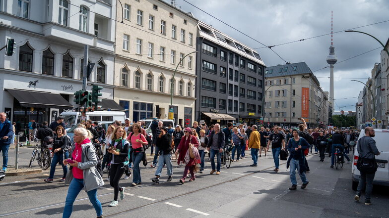 Aus Protest gegen die Corona-Politik ziehen Demonstranten durch Berlin.