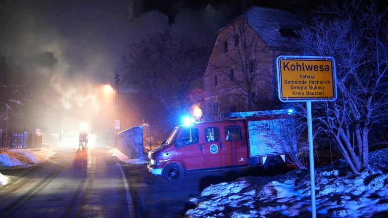 Nächtlicher Großeinsatz: 70 Kameraden der Feuerwehren kämpfen gegen den Brand im leerstehenden Hof in Kohlwesa bei Hochkirch.