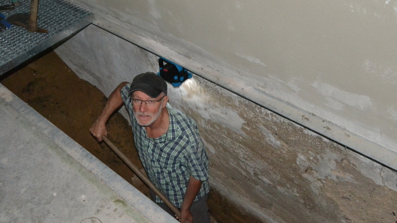 Auf die richtige Luftfeuchtigkeit kommt es an: Naturschützer Klaus Richter beim Ausheben der Kellergrube für die Wintergäste.