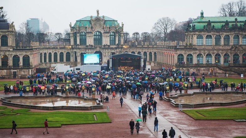 Im Zwinger unterstützen Prominente das Bündnis „Dresden.Respekt“. Ungefähr 1100 Sympathisanten machen beim Adventssingen mit.