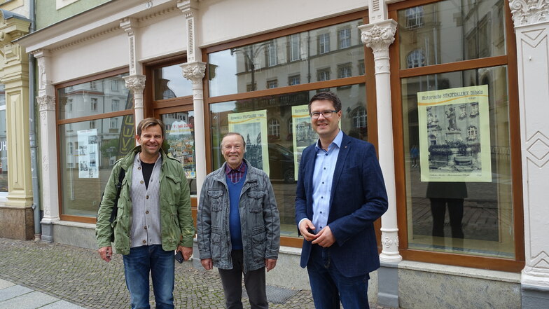 Karls-Chef Robert Dahl (von links) steht mit dem Vermieter Frank Richter und Oberbürgermeister Sven Liebhauser vor dem künftigen Karls-Geschäft am Döbelner Obermarkt.