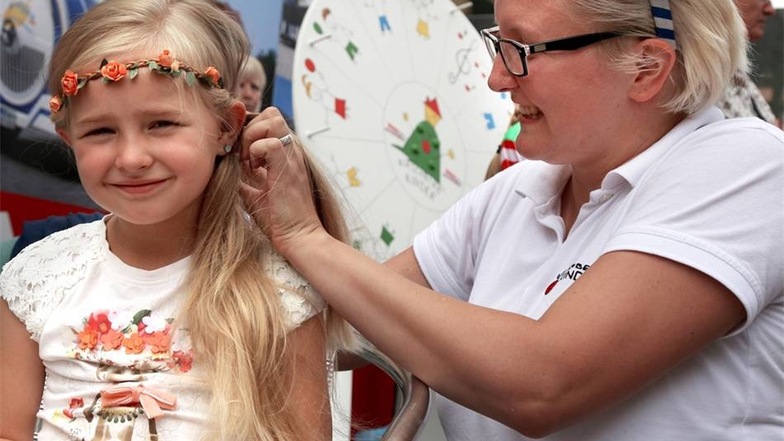 Die fünfjährige Lolo lässt sich ihre Haare verschönern.