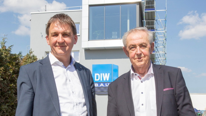 Generationswechsel beim großen Kamenzer Bauunternehmen DIW: Geschäftsführer Christoph Winkler (r.) übergibt die Leitung der Firma an seinen Sohn Jörg Winkler.