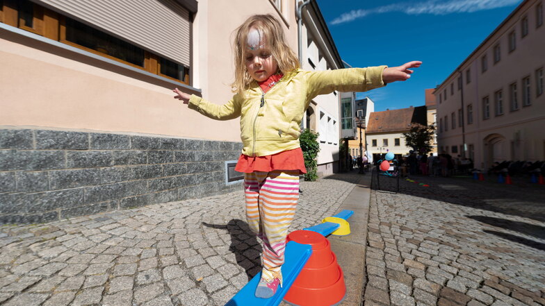 Auf der Kirchstraße hatte das Radeberger Krümelland eine Kinderolympiade aufgebaut - hier balanciert die dreijährige Lilli.