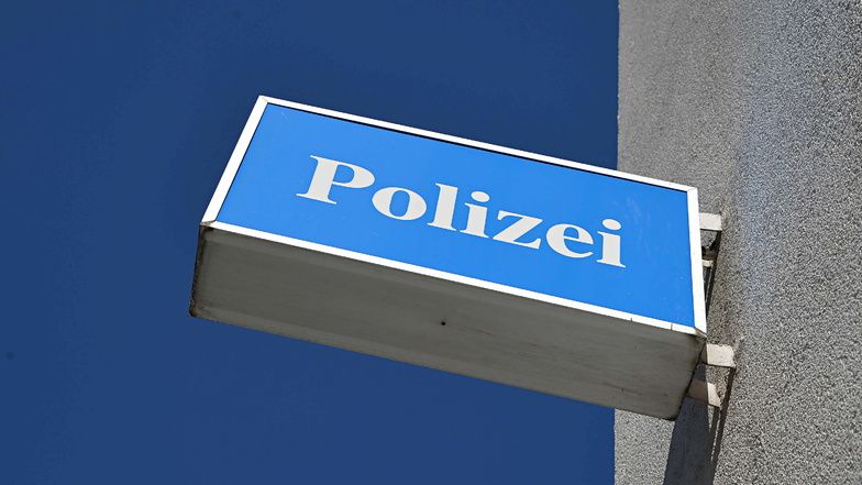 Die Polizei sucht nach einem Raubüberfall auf eine Tankstelle in Leipzig-Grünau nach Zeugen. (Symbolfoto)