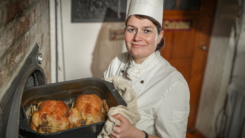 Tina Weßollek bietet in ihrem Restaurant L'Auberge Gutshof in Bischofswerda an den Feiertagen französisches Weihnachtsgeflügel aus dem Holzbackofen an - zum Abholen und Genießen vor Ort.
