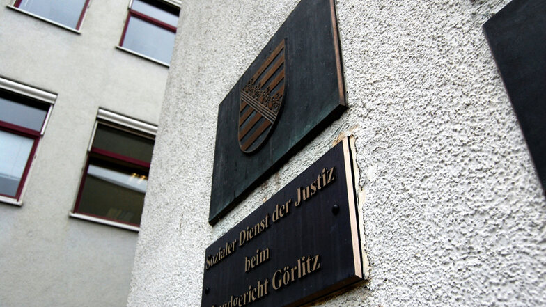 Der Soziale Dienst der Justiz beim Landgericht Görlitz verfügt über
Ansprechpartner in allen größeren
Städten in den Kreisen Görlitz und Bautzen.
In Hoyerswerda findet man ihn
im Gebäude des Amtsgerichtes.