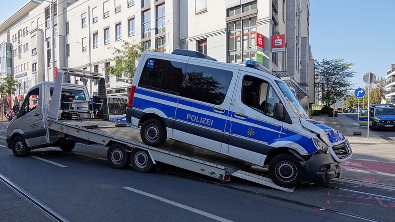 Unfall mit Polizeibeteiligung. Der beschädigte Polizeiwagen wird nach dem Unfall auf der Kesselsdorfer Straße abgeschleppt.