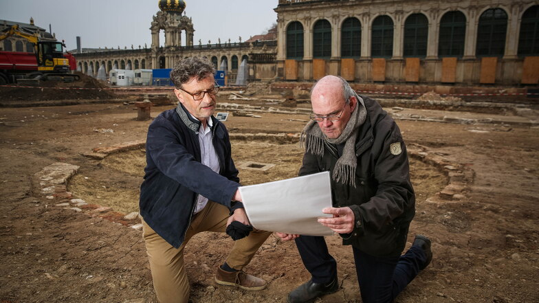 Hartmut Olbrich (l.) und Thomas Westphalen vom Landesamt für Archäologie vor dem uralten Brunnenfundament im Zwingerhof. Überraschend war, dass dieses und ein weiteres Wasserbecken nicht nur in alten Plänen, sondern auch real existierten.