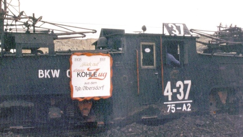 Diese Elektro-Lokomotive 4-37, Gewicht 75 Tonnen, Leistung rund 1000 PS, fuhr auf 900 Millimeter Spurbreite den letzten Kohlezug aus dem Olbersdorfer Tagebau.