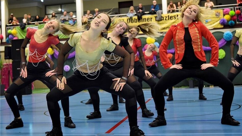 „Burn the floor“ heißt die Tanzgruppe des WeWel Tanzvereins, die mit „The greatest Showgirls“ antrat.
