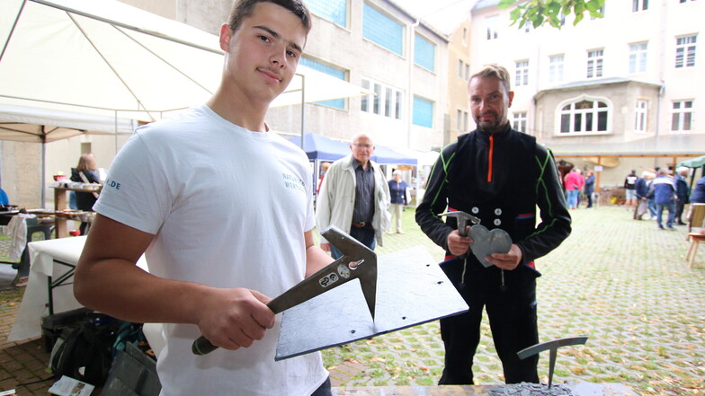 Florian Kürschner hat in diesem Jahr die Ausbildung bei Dachdecker Fischer GmbH in Rossau begonnen. Die beiden Handwerker stellten neben anderen ihr Können beim Hoffest des Gewerbevereins Waldheim vor.