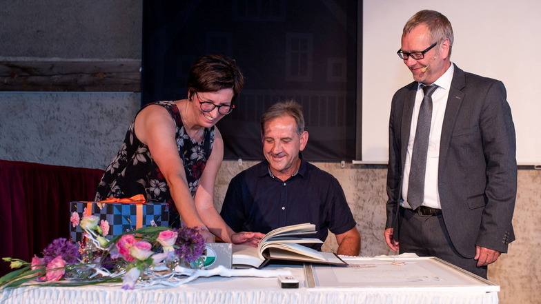 Ronald Hubrig trägt sich ins Ehrenbuch der Stadt Gröditz ein.