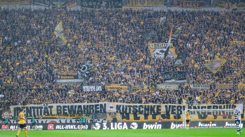 Die Fans hatten die Vertragsverlängerung gefordert: Beim letzten Ligaheimspiel gegen Duisburg präsentierte die aktive Fanszene ein Banner im K-Block mit der Aufschrift "Identität bewahren! Kutschke verlängern!".