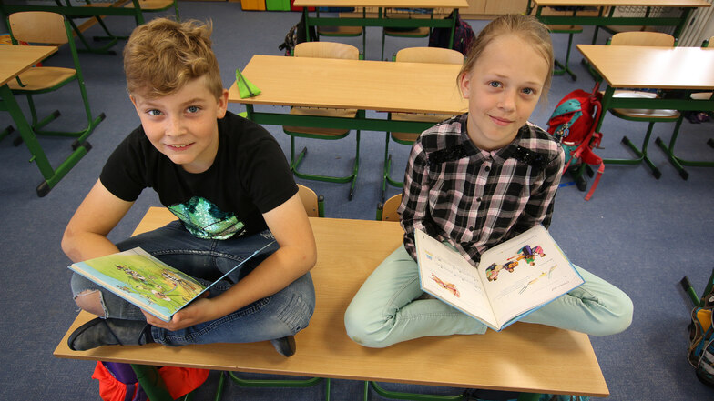 Nur fürs Foto dürfen sich Jermain und Magdalena aus der Klasse 4c der Waldheimer Grundschule auf den Tisch setzen. Die Kinder wünschen sich so schnell wie möglich ihren normalen Schulalltag zurück.