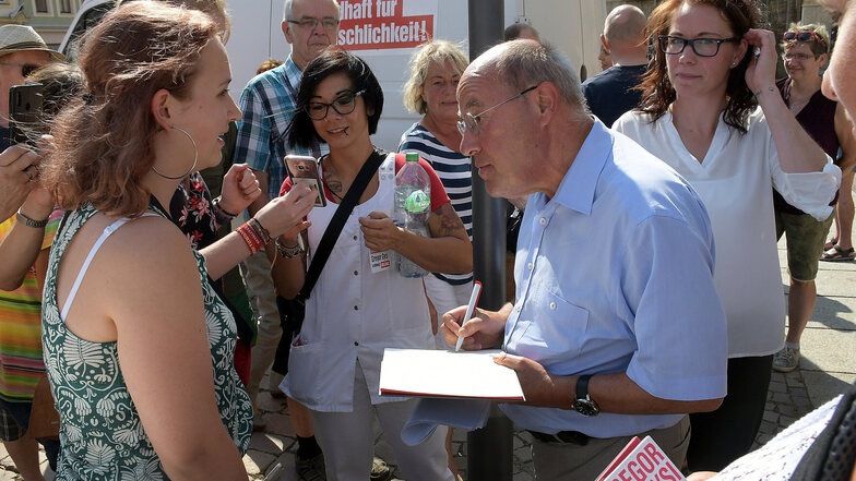 Ein Autogramm, ein Foto. Gregor Gysi, bekanntester Politiker der Linken, wird auf dem Obermarkt von Menschen umlagert. Der 71-Jährige unterstützte Marika Tändler-Walenta (rechts), die Direktkandidatin der Linken in der Region.