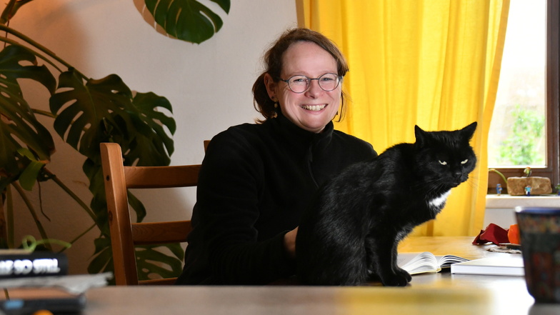 Das ist Friederike Voigt mit ihrer Katze "Pipi". Gemeinsam mit 16 neuen Mitgliedern baut sie den Heimatverein in Wachau neu auf.