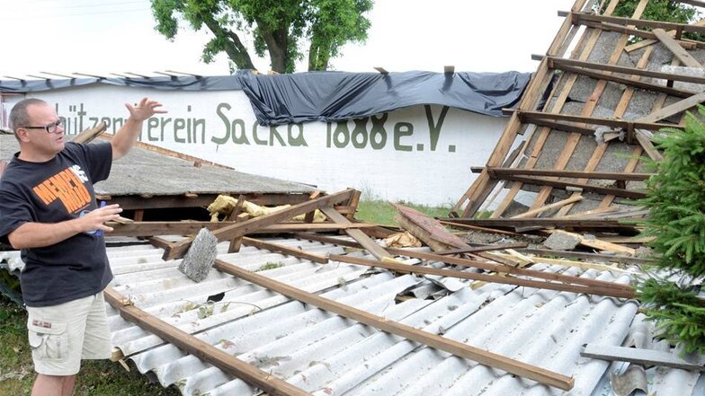 Jens Kühnel vom Sackaer Schützenverein zeigt den Schaden am Vereinsgebäude.