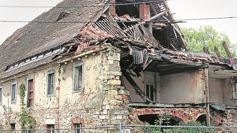 Schlimmer als nach dem Krieg: Auch dieses denkmalgeschützte Nebengebäude am Wasserschloss in Oberau ist dem Verfall preisgegeben.