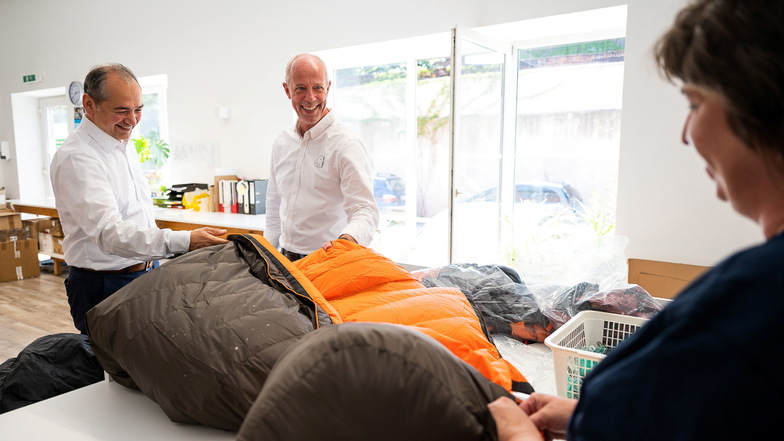 Nordisk-Geschäftsführer Erik Moller (Mitte) stellt dem Görlitzer Oberbürgermeister Octavian Ursu (links) einen Schlafsack vor. An dem arbeitete Carola Kuschel mit.