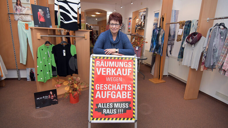 Gisela Winkler macht nach 17 Jahren ihre Modeboutique an der Kreuzstraße zu. Einen Nachfolger hat sie nicht gefunden. Die Bedingungen für die kleinen Händler sind schlechter geworden. Die Modehändlerin ist froh, dass sie in Rente gehen kann.