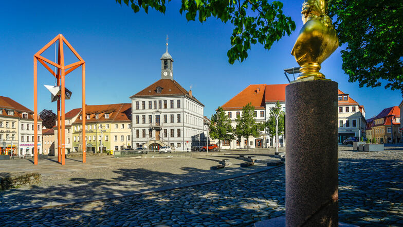 In Bischofswerda starten jetzt wieder öffentliche Stadtführungen. Bei vielen Touren geht es auch über den Altmarkt mit Mediaturm, Rathaus und der Büste des Sachsen-Königs Friedrich August.