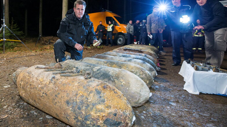 So fing es an mit der Munitionsräumung in der Dippser Heide: Entschärfung von 11 US-Fliegerbomben im November 2013, hier im Bild Sachsens damaliger Chef-Entschärfer Thomas Lange.