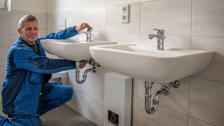 Gerd Finsterbusch und seine Kollegen von der Haustechnik Roßwein GmbH haben Am Hange in Döbeln in nagelneue Wohnungen Heizungs- und Sanitärtechnik installiert. Die Firma gibt es jetzt seit 30 Jahren.