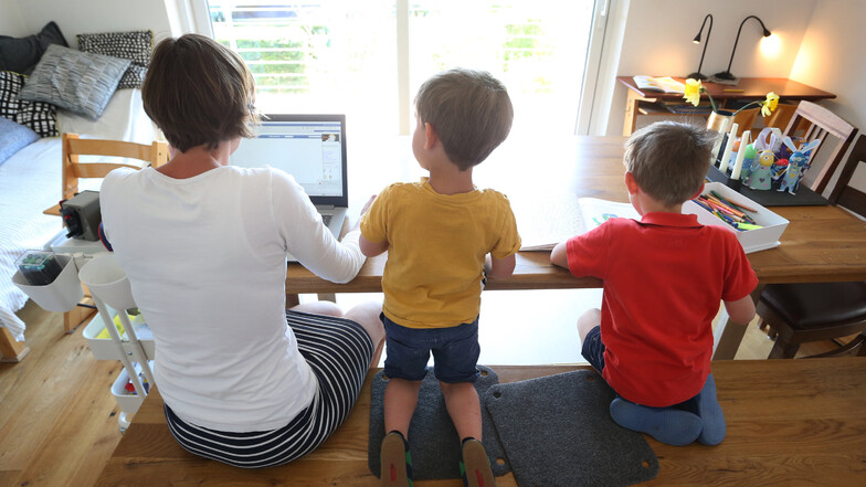 Auch viele Eltern in Sachsen erfüllen im Heimbüro drei Jobs gleichzeitig: Angestellter, Lehrer oder Erzieher, Koch und Haushaltskraft.